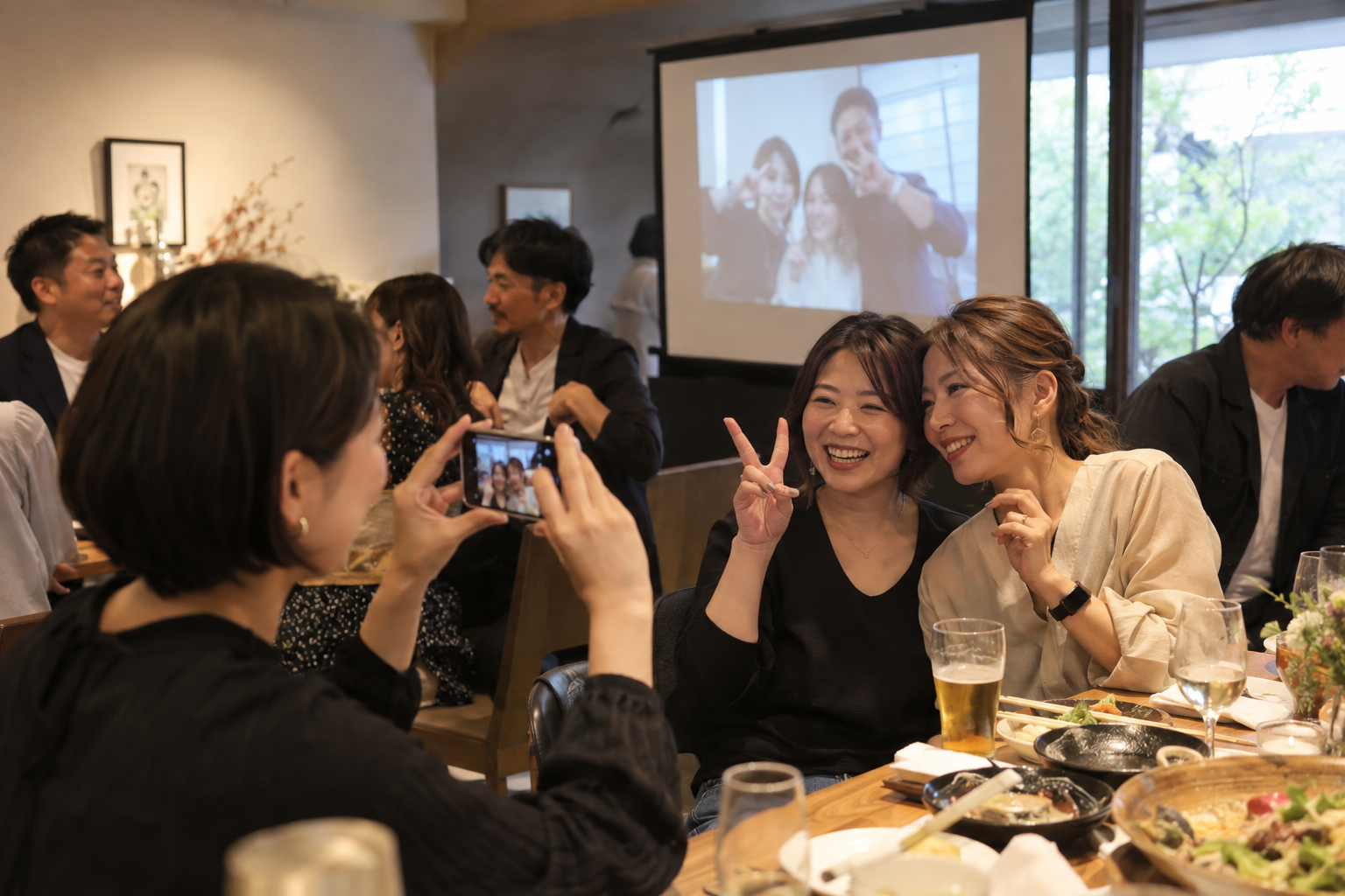 ゲストが撮った写真を会場のスクリーンで一緒に楽しむ演出の写真風イメージ