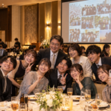 大学や専門学校の謝恩会で先生と卒業生が記念写真を撮る様子