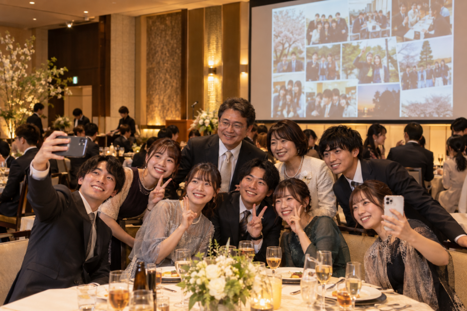 大学や専門学校の謝恩会で先生と卒業生が記念写真を撮る様子