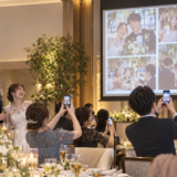 結婚式でゲスト写真を会場スクリーンへリアルタイム共有する様子