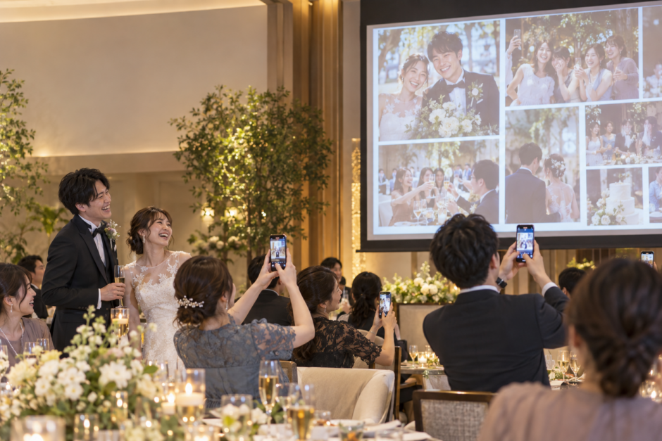 結婚式でゲスト写真を会場スクリーンへリアルタイム共有する様子